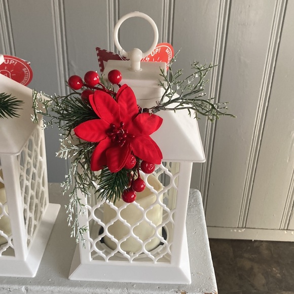 NWT Set of 2- Beautiful White- Red Floral Holiday LED Light Up Candle Lanterns - Picture 11 of 17